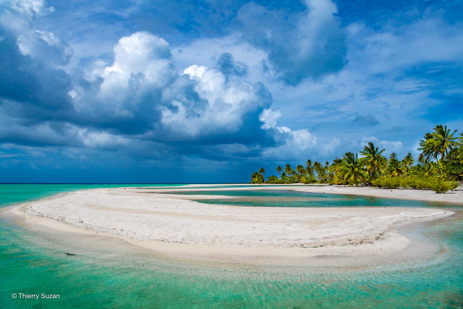 Ouverts sur l'infini, les lagons polynésiens, aux eaux cristallines et aux nuances de bleu, dessinent des paysages paradisiaques d'une beauté saisissante. Refuges de la biodiversité marine, ces lagons abritent une faune et une flore exceptionnelles. © Thierry Suzan - Tous droits réservés